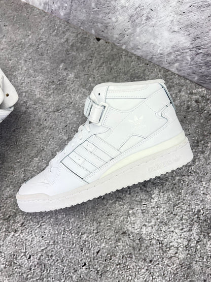 Adidas Forum Mid Triple White - buty sportowe, zewnętrzny panel lewego buta