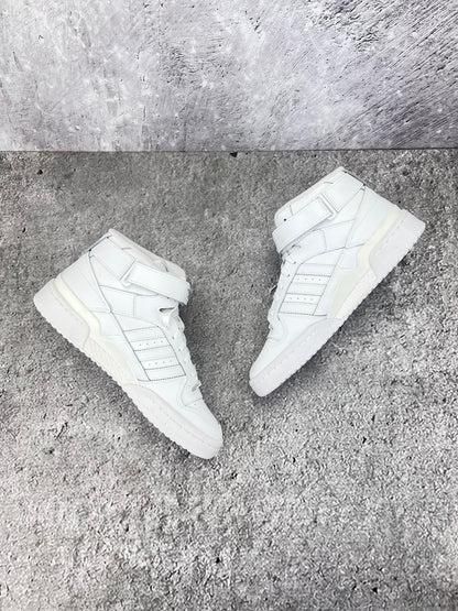 Adidas Forum Mid Triple White - buty sportowe, widok z góry na wewnętrzną stronę butów