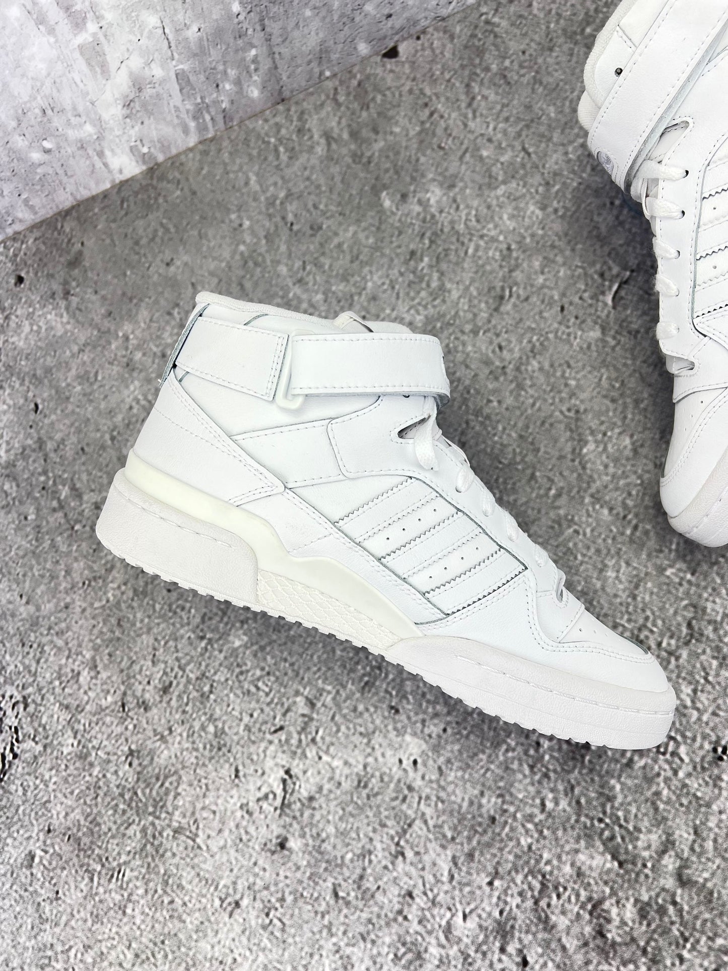 Adidas Forum Mid Triple White - buty sportowe, wewnętrzny panel lewego buta