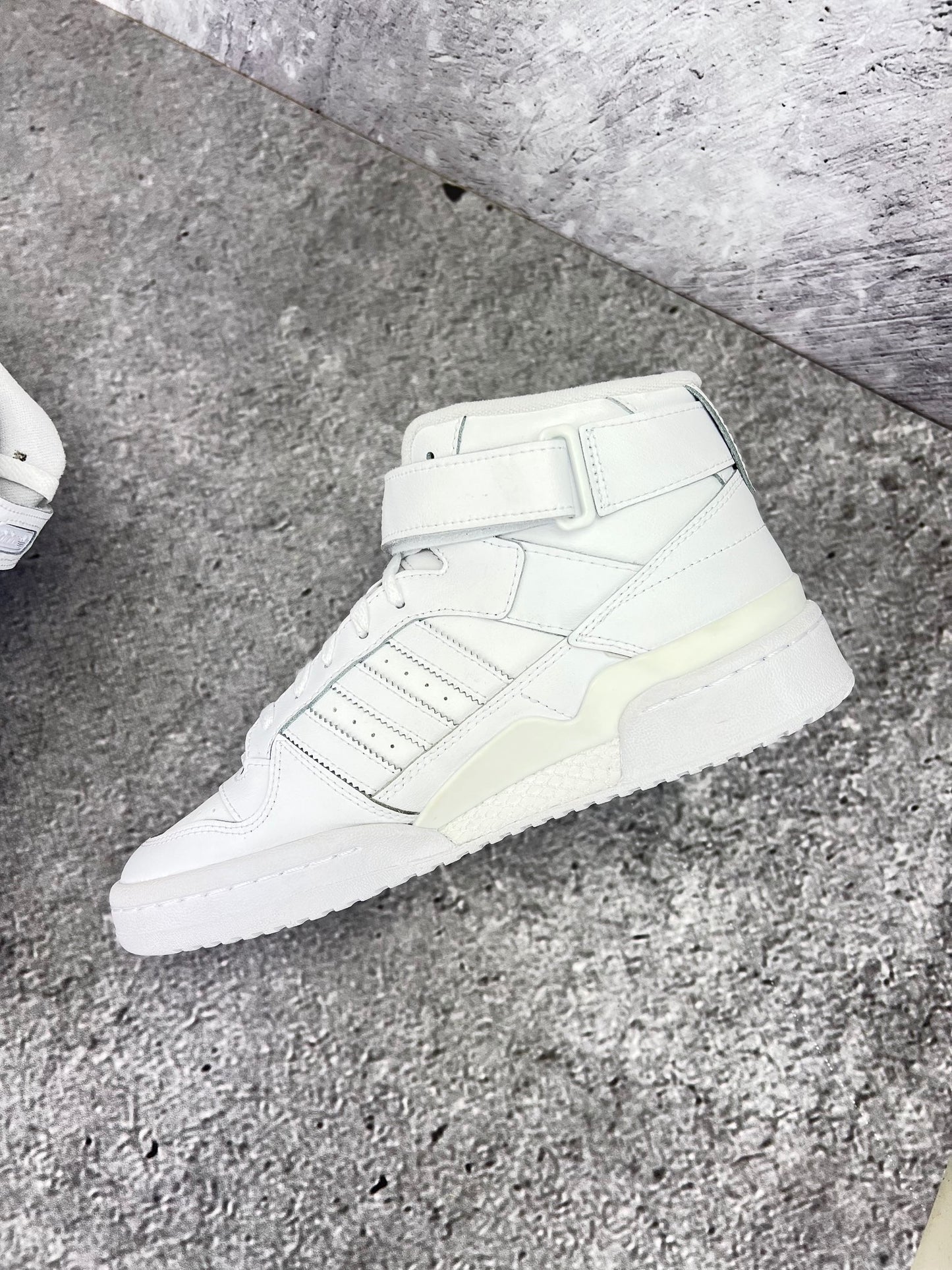 Adidas Forum Mid Triple White - buty sportowe, wewnętrzny panel prawego buta