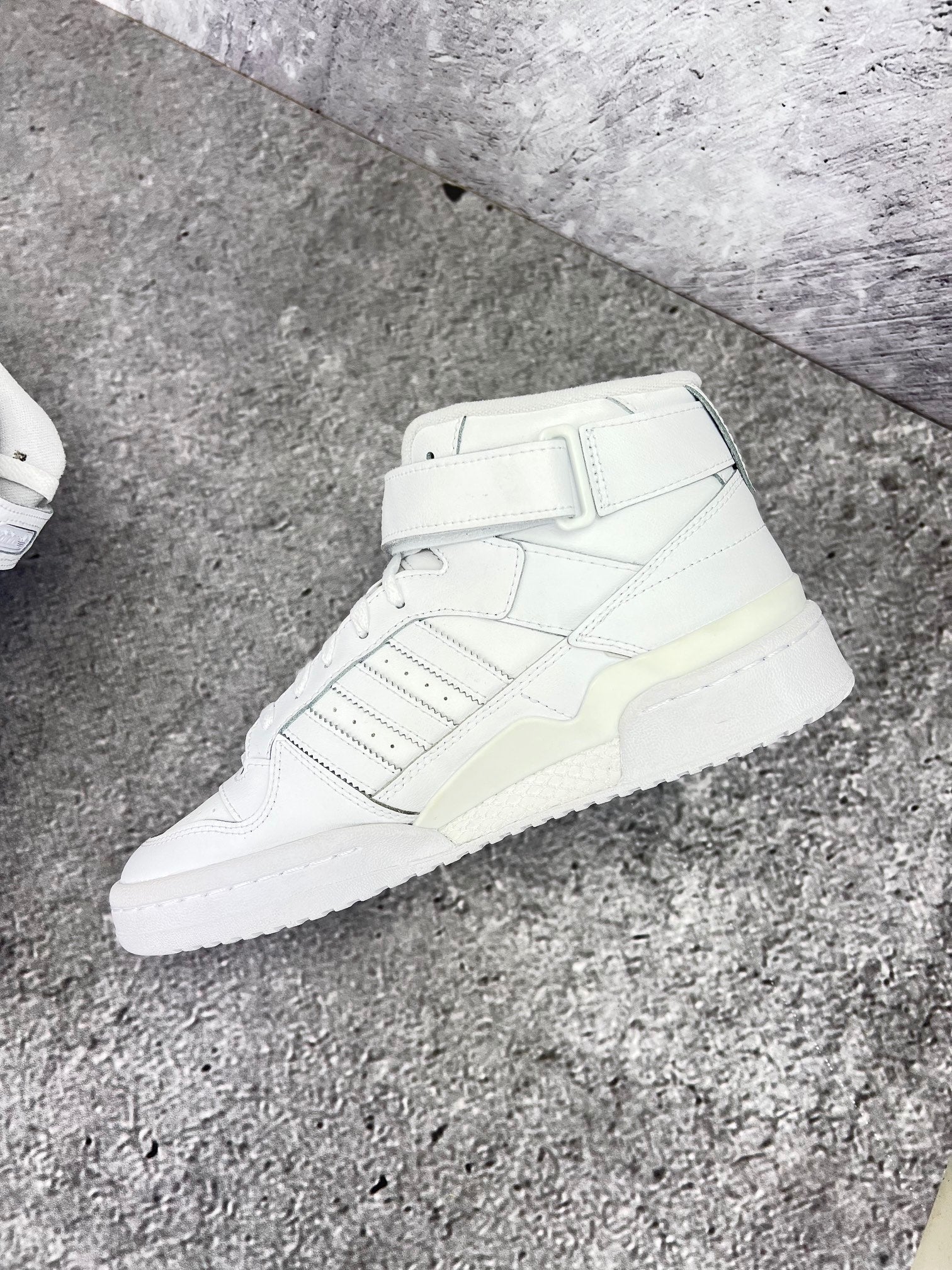 Adidas Forum Mid Triple White - buty sportowe, wewnętrzny panel prawego buta