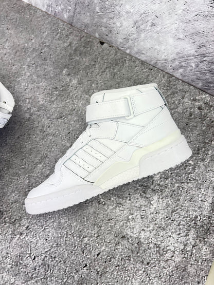 Adidas Forum Mid Triple White - buty sportowe, wewnętrzny panel prawego buta