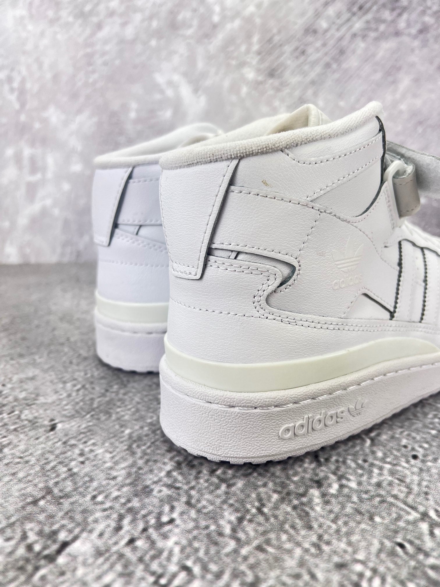 Adidas Forum Mid Triple White - buty sportowe, widok z tyłu