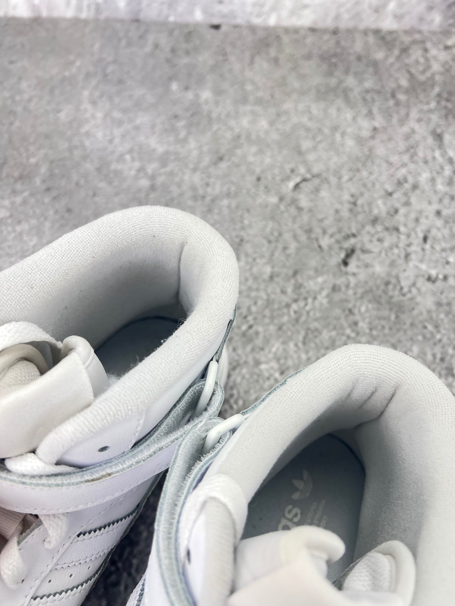 Adidas Forum Mid Triple White - buty sportowe, zapiętki butów