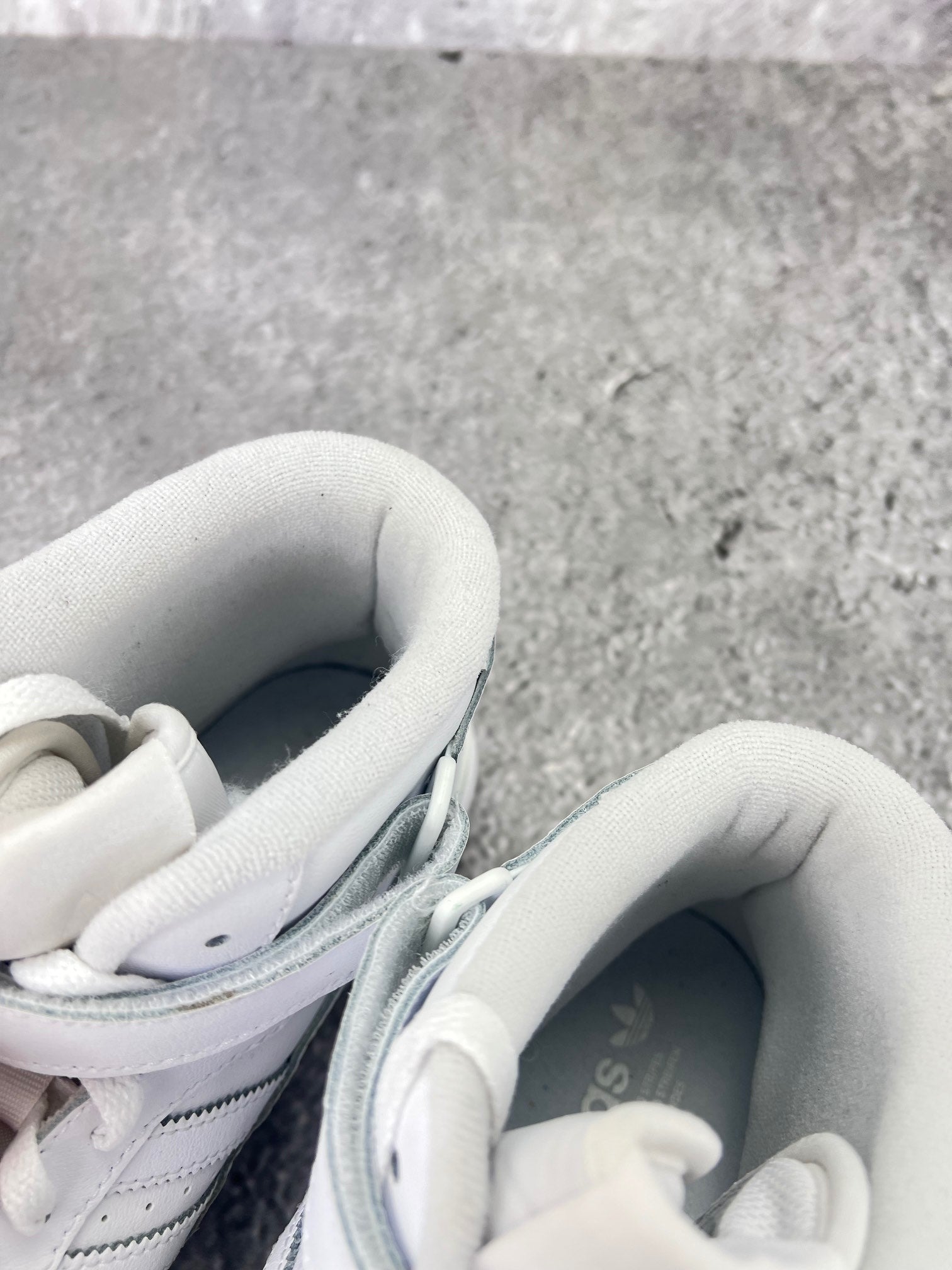 Adidas Forum Mid Triple White - buty sportowe, zapiętki butów
