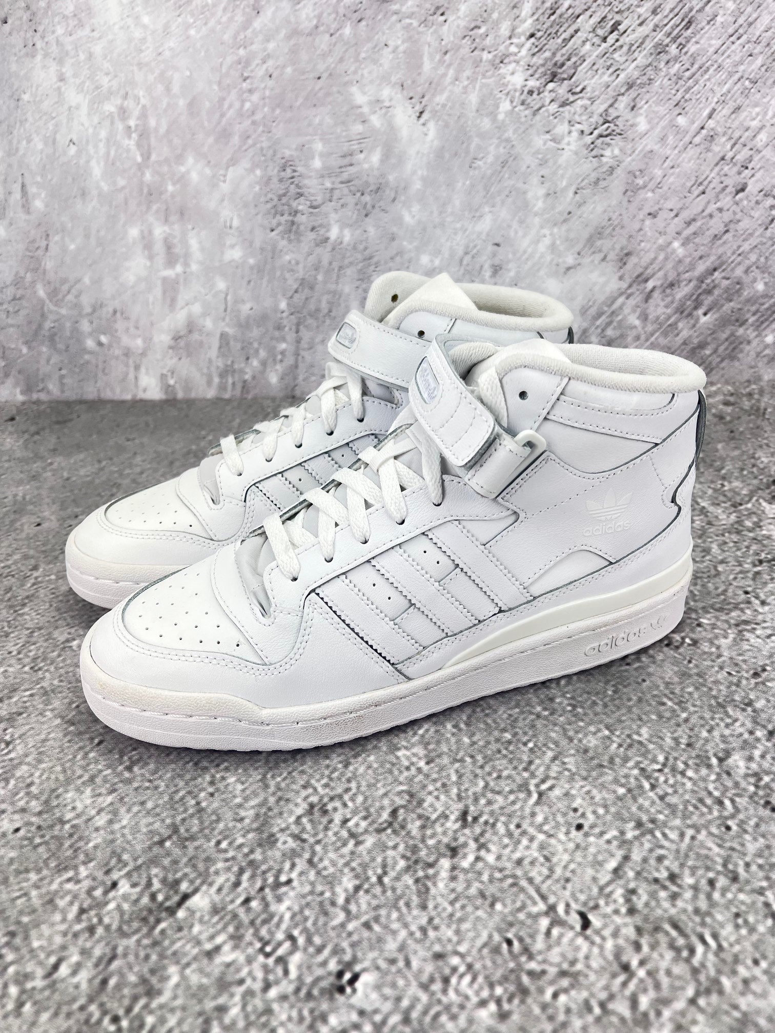 Adidas Forum Mid Triple White - buty sportowe, widok z boku na tle studyjnym