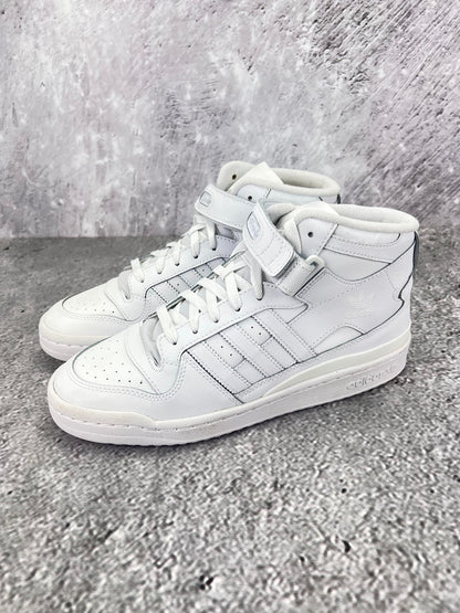 Adidas Forum Mid Triple White - buty sportowe, widok z boku na tle studyjnym