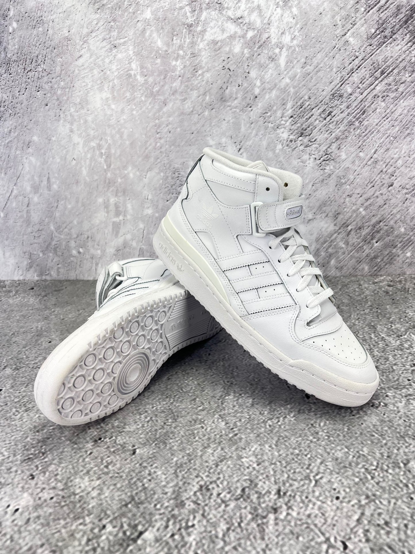 Adidas Forum Mid Triple White - buty sportowe, para butów, widok z boku na tle studyjnym