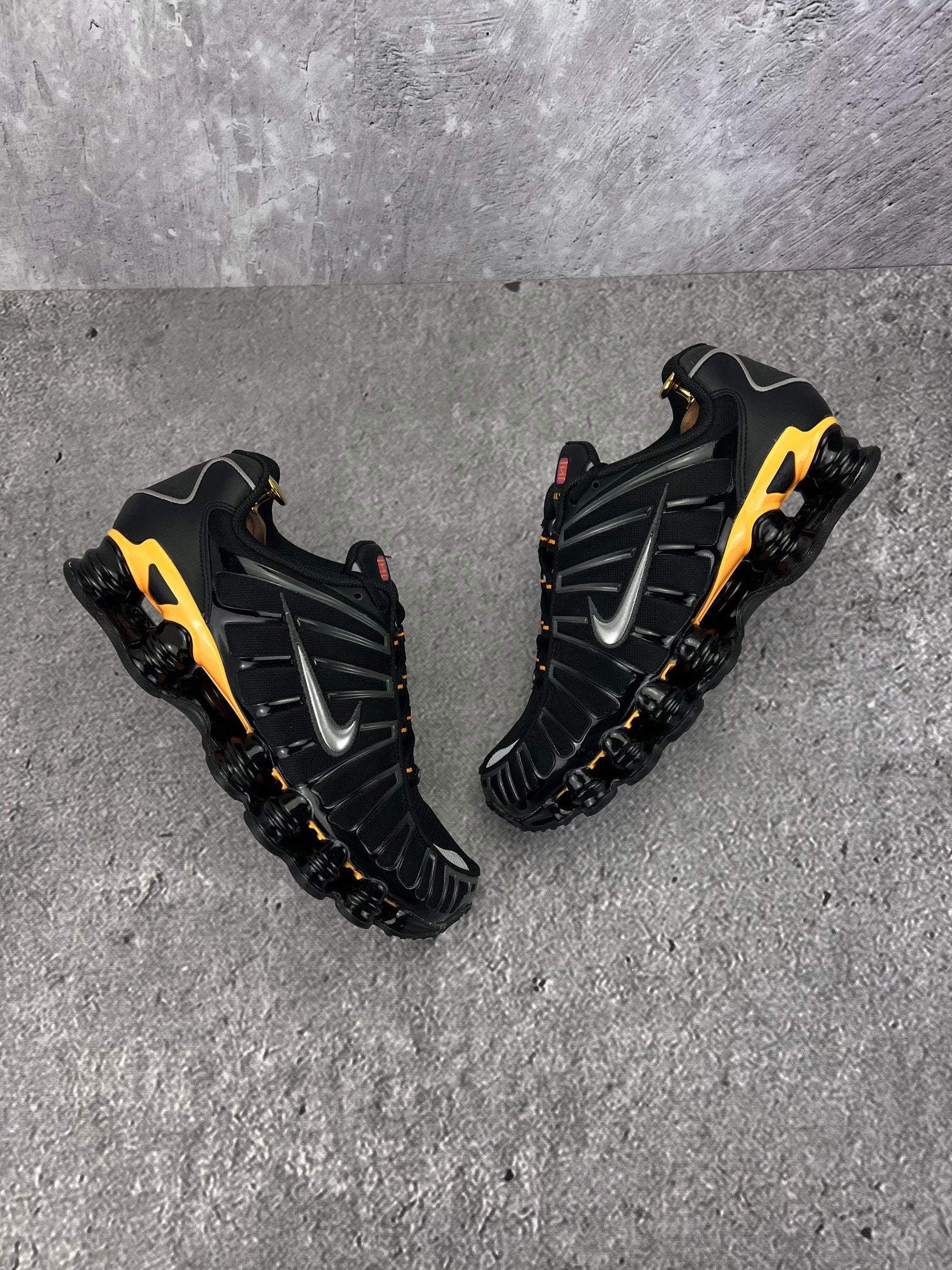 Nike Shox TL IF7119-001 - buty sportowe, widok z góry na zewnętrzną stronę butów