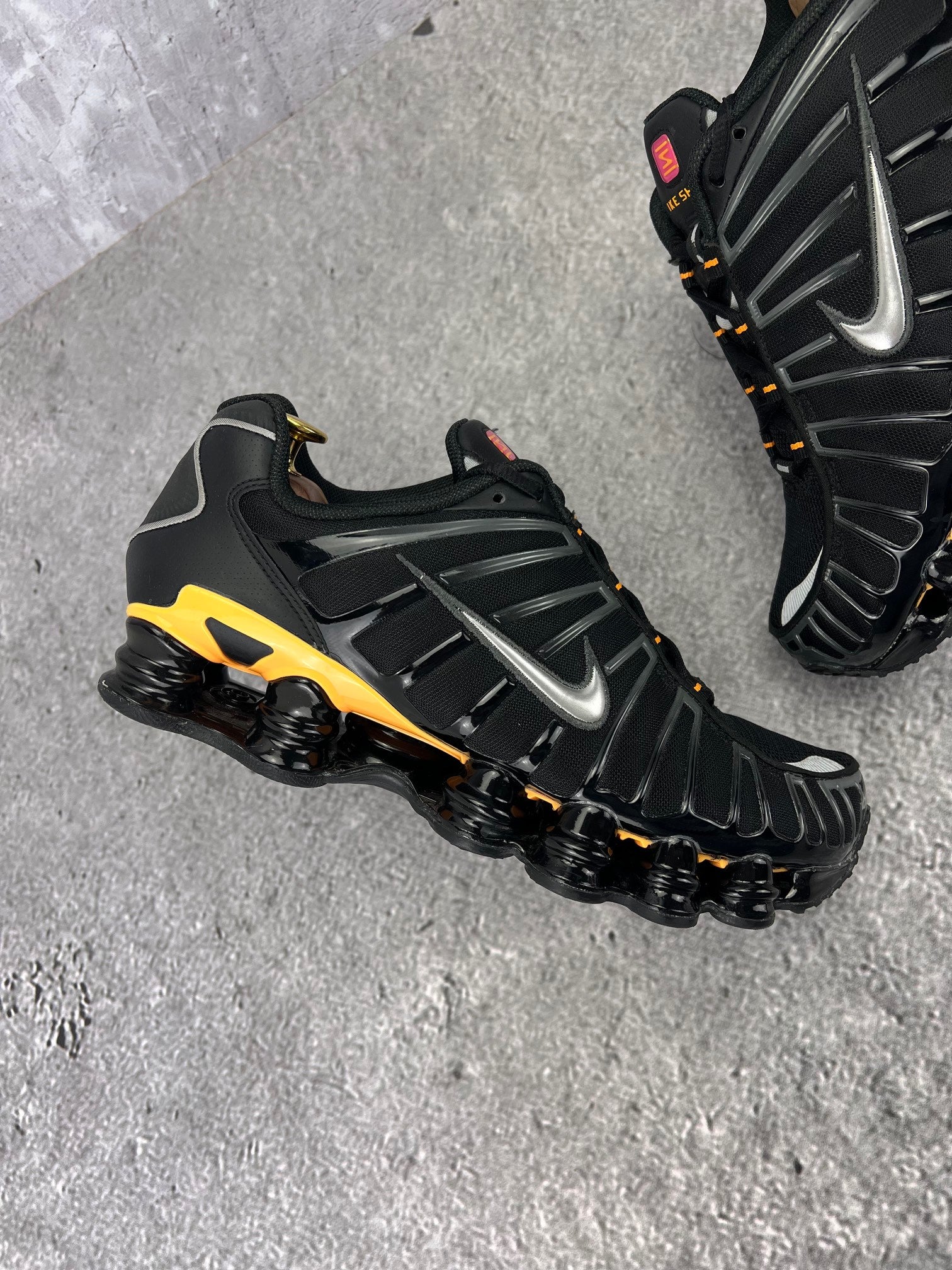 Nike Shox TL IF7119-001 - buty sportowe, zewnętrzny panel prawego buta