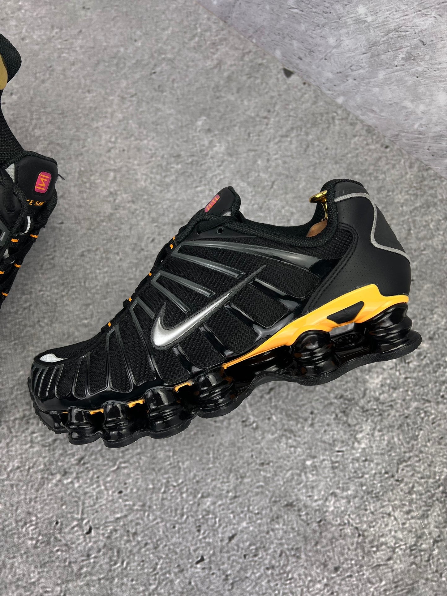 Nike Shox TL IF7119-001 - buty sportowe, zewnętrzny panel lewego buta