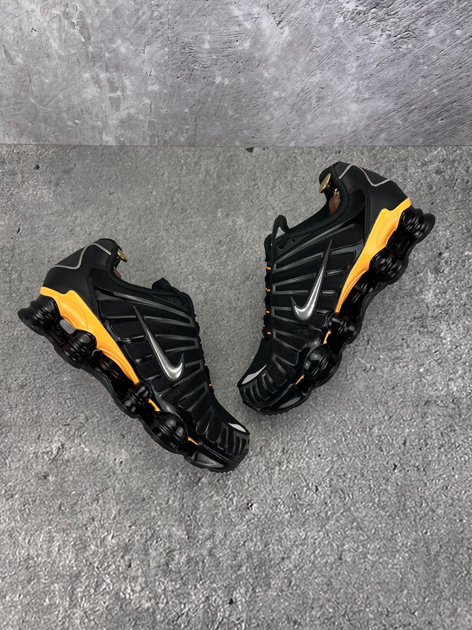 Nike Shox TL IF7119-001 - buty sportowe, widok z góry na wewnętrzną stronę butów