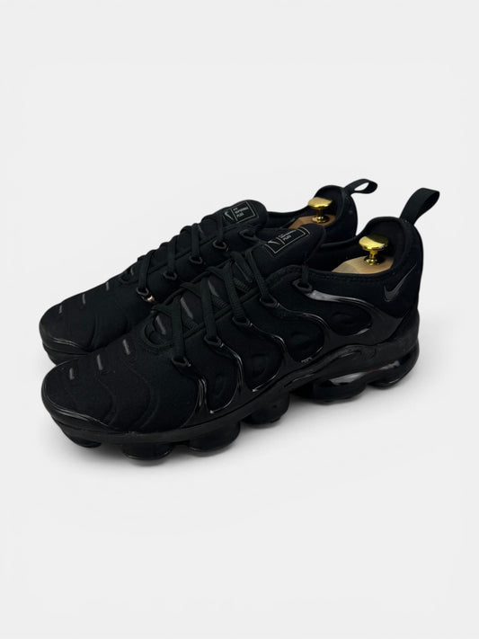 Nike Air VaporMax Plus Triple Black - buty sportowe, widok z boku