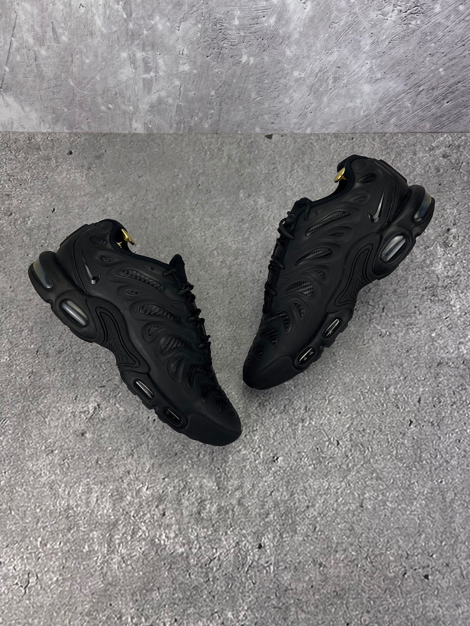 Nike Air Max Plus Drift Black Anthracite - buty sportowe, widok z góry na zewnętrzną stronę butów