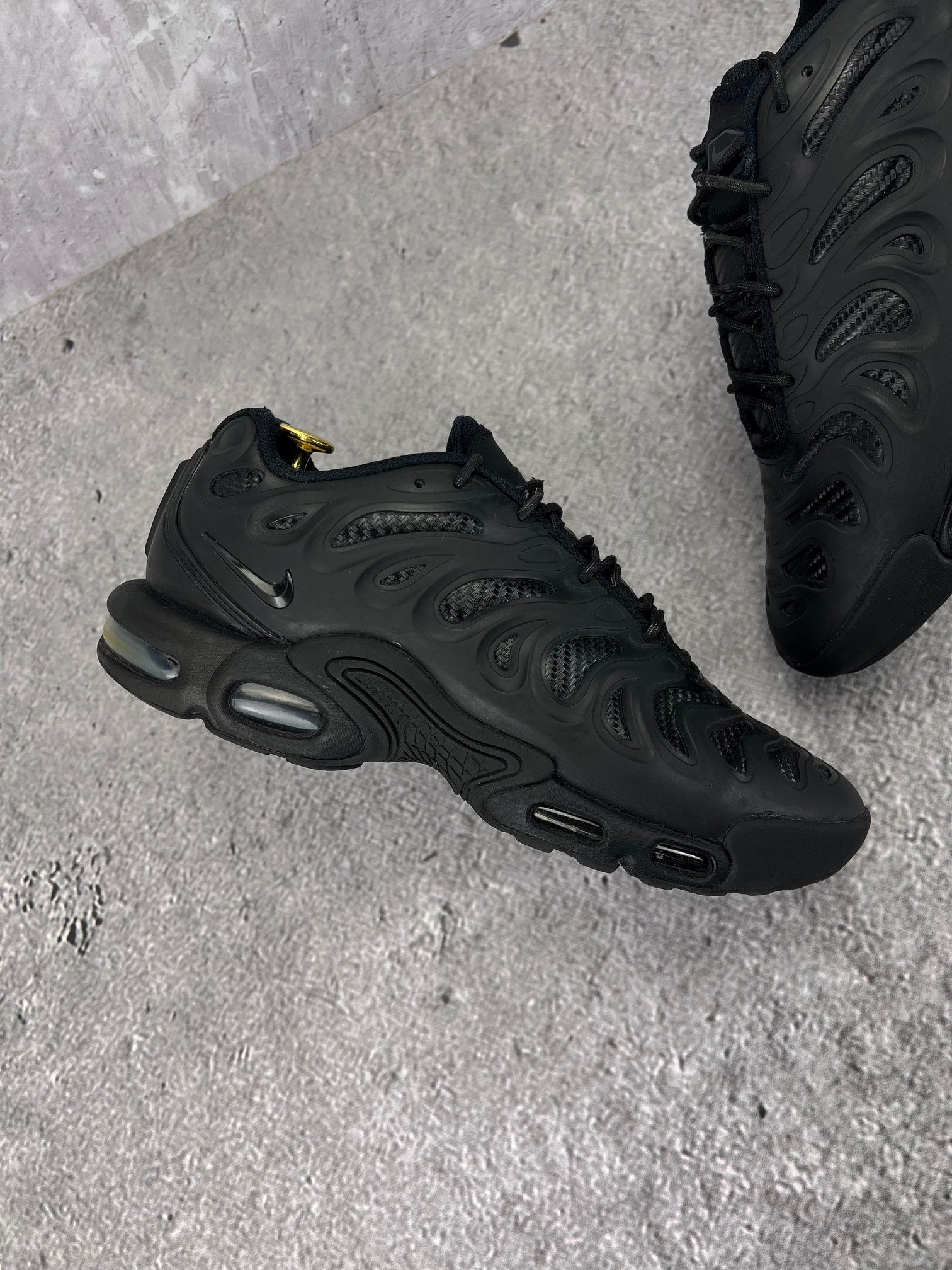 Nike Air Max Plus Drift Black Anthracite - buty sportowe, zewnętrzny panel prawego buta