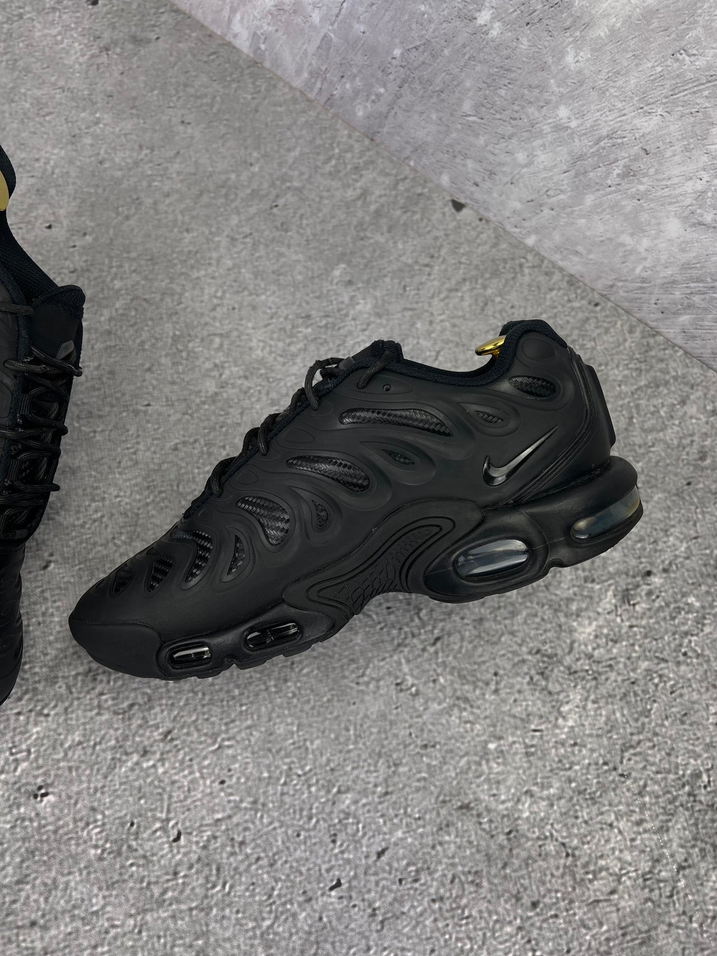 Nike Air Max Plus Drift Black Anthracite - buty sportowe, zewnętrzny panel lewego buta