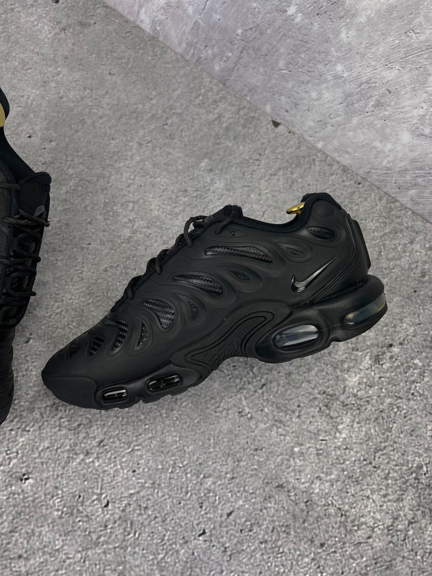 Nike Air Max Plus Drift Black Anthracite - buty sportowe, zewnętrzny panel lewego buta
