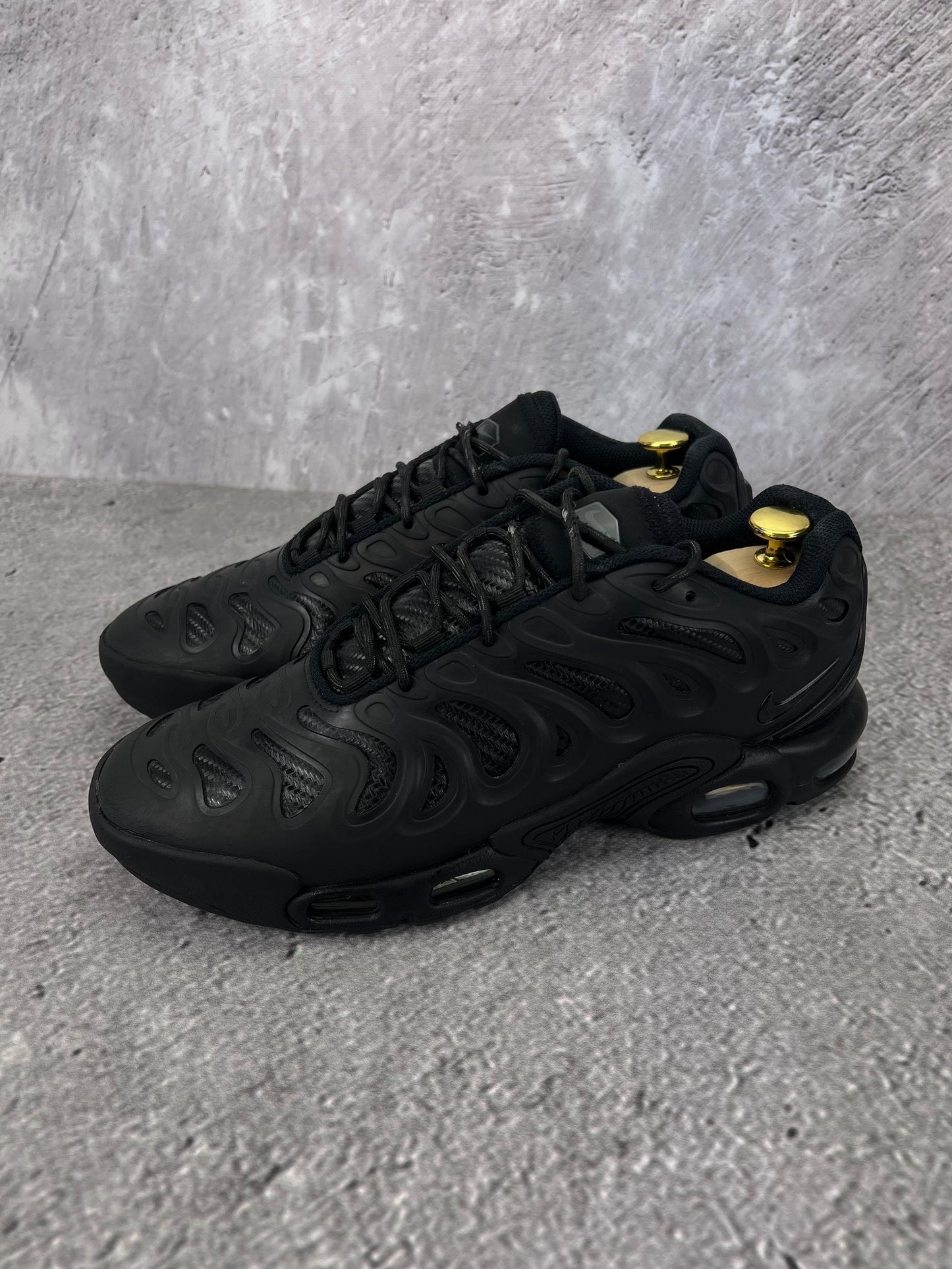 Nike Air Max Plus Drift Black Anthracite - buty sportowe, widok z boku na tle studyjnym