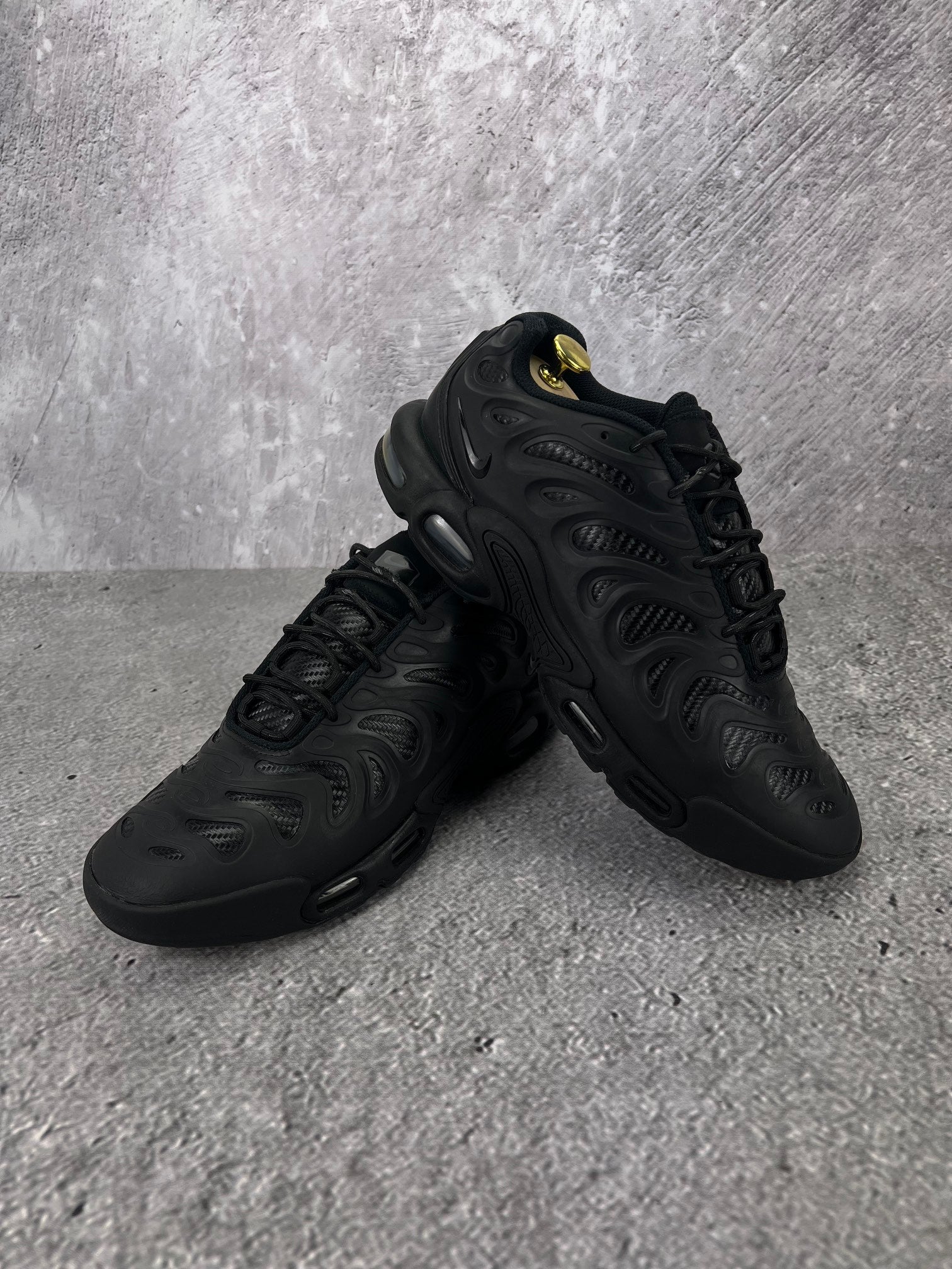 Nike Air Max Plus Drift Black Anthracite - buty sportowe, para butów, widok z boku na tle studyjnym