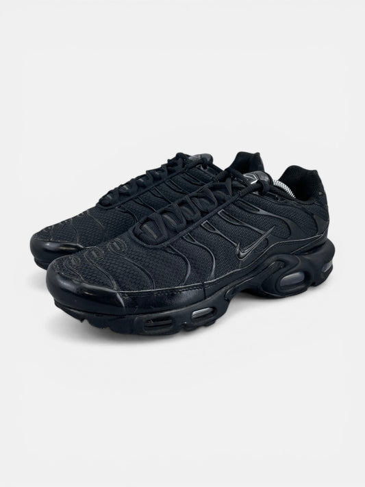 Nike Air Max Plus Triple Black - buty sportowe, widok z boku