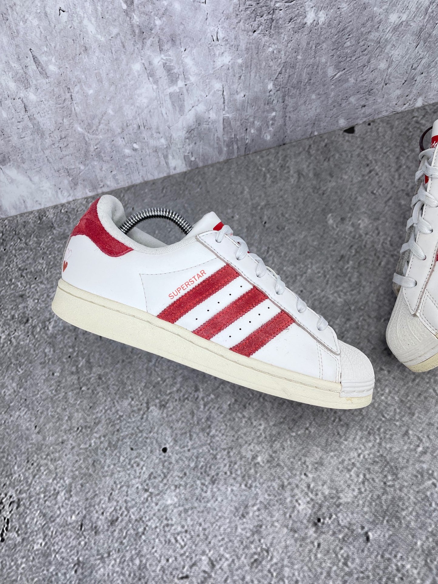 Adidas Superstar Valentine’s Day - buty sportowe, zewnętrzny panel lewego buta
