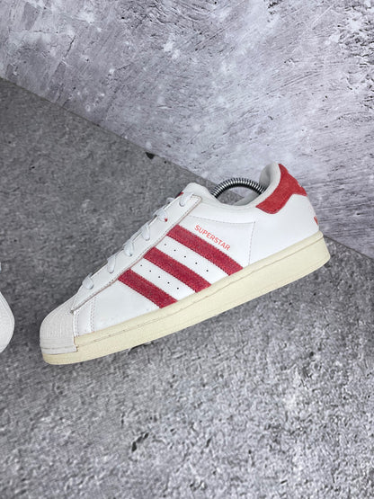 Adidas Superstar Valentine’s Day - buty sportowe, widok z góry na wewnętrzną stronę butów