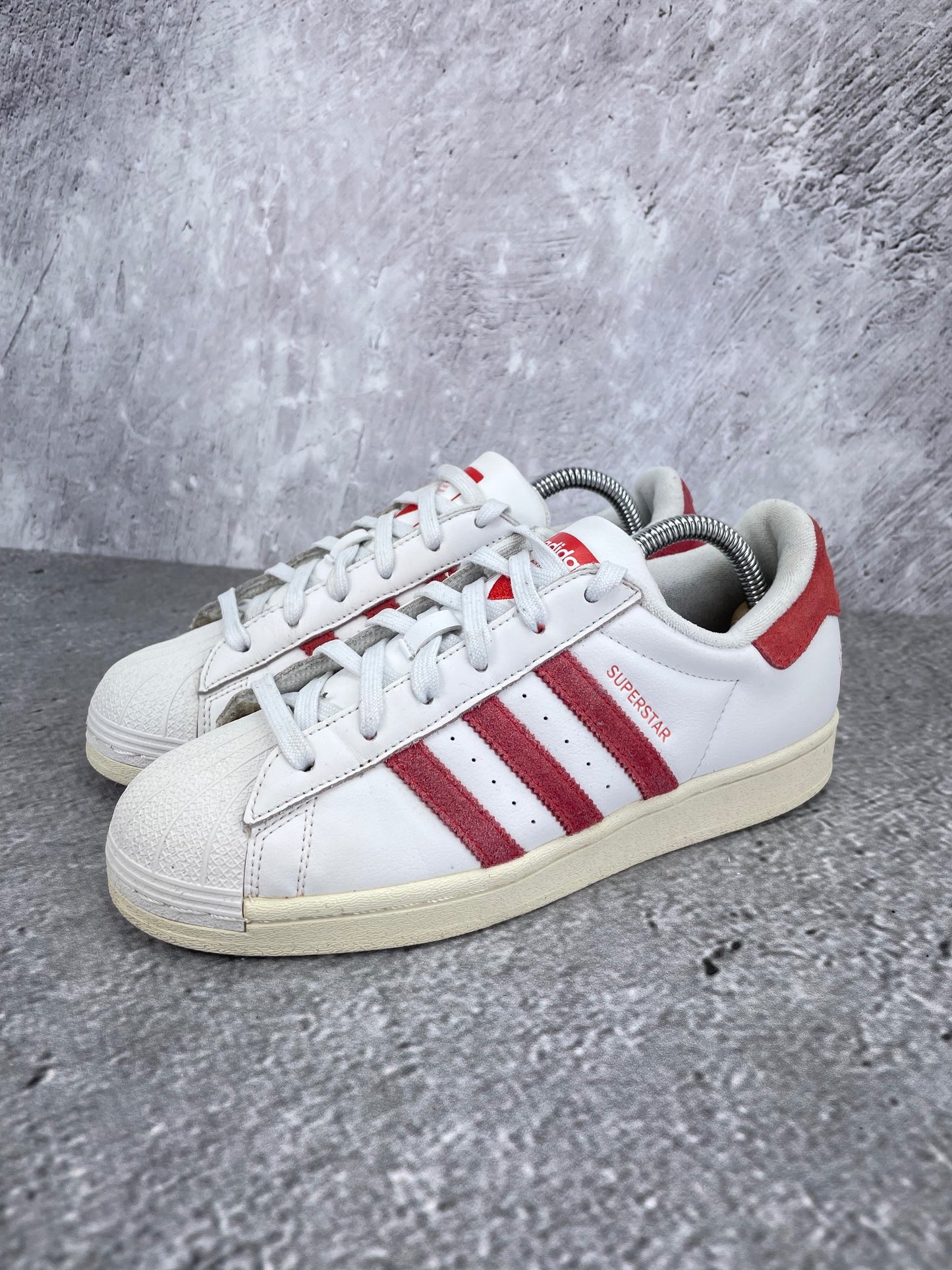 Adidas Superstar Valentine’s Day - buty sportowe, widok z boku na tle studyjnym
