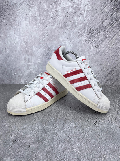 Adidas Superstar Valentine’s Day - buty sportowe, para butów, widok z boku na tle studyjnym