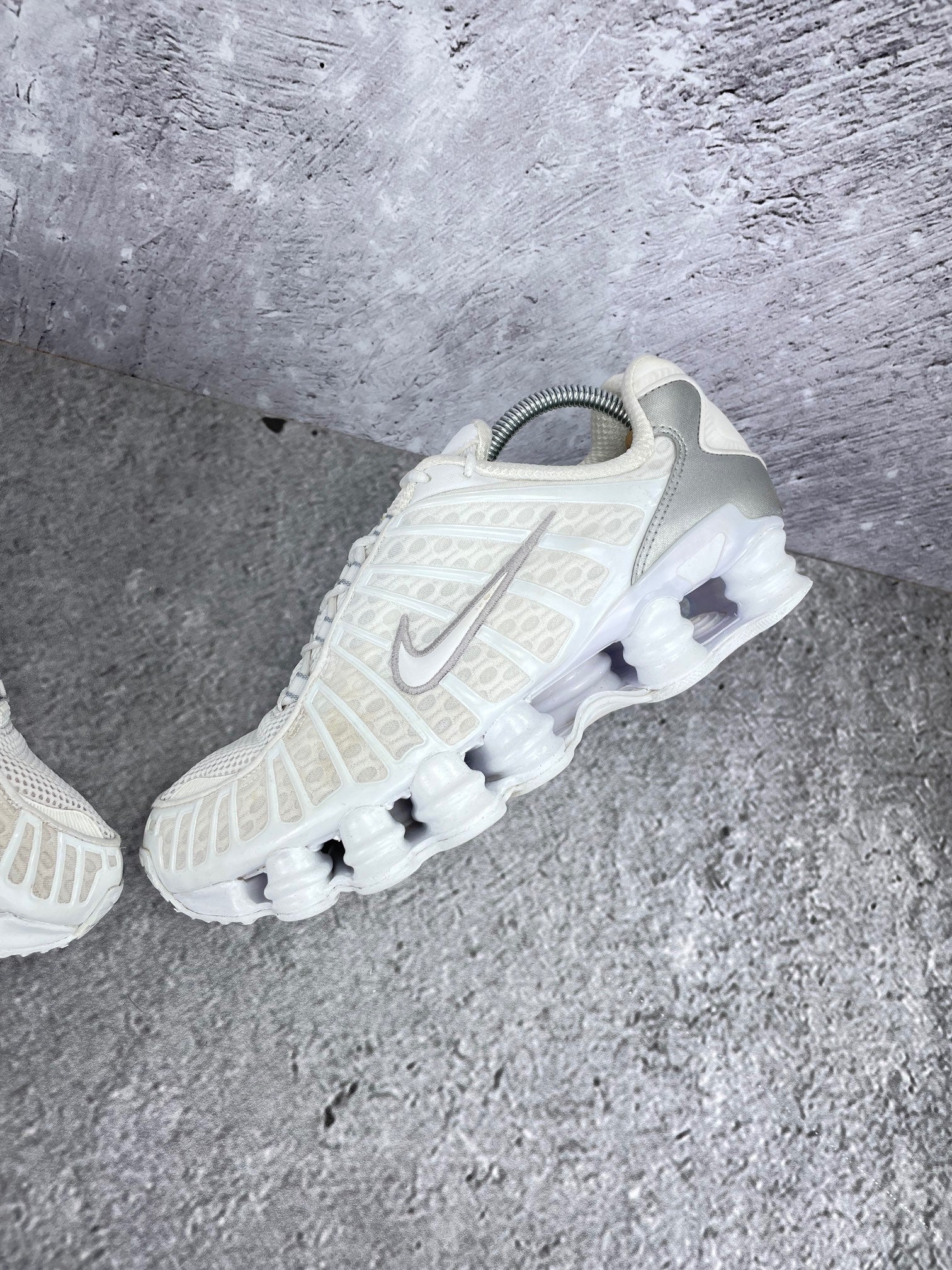 Nike Shox TL White - buty sportowe, widok z góry na wewnętrzną stronę butów