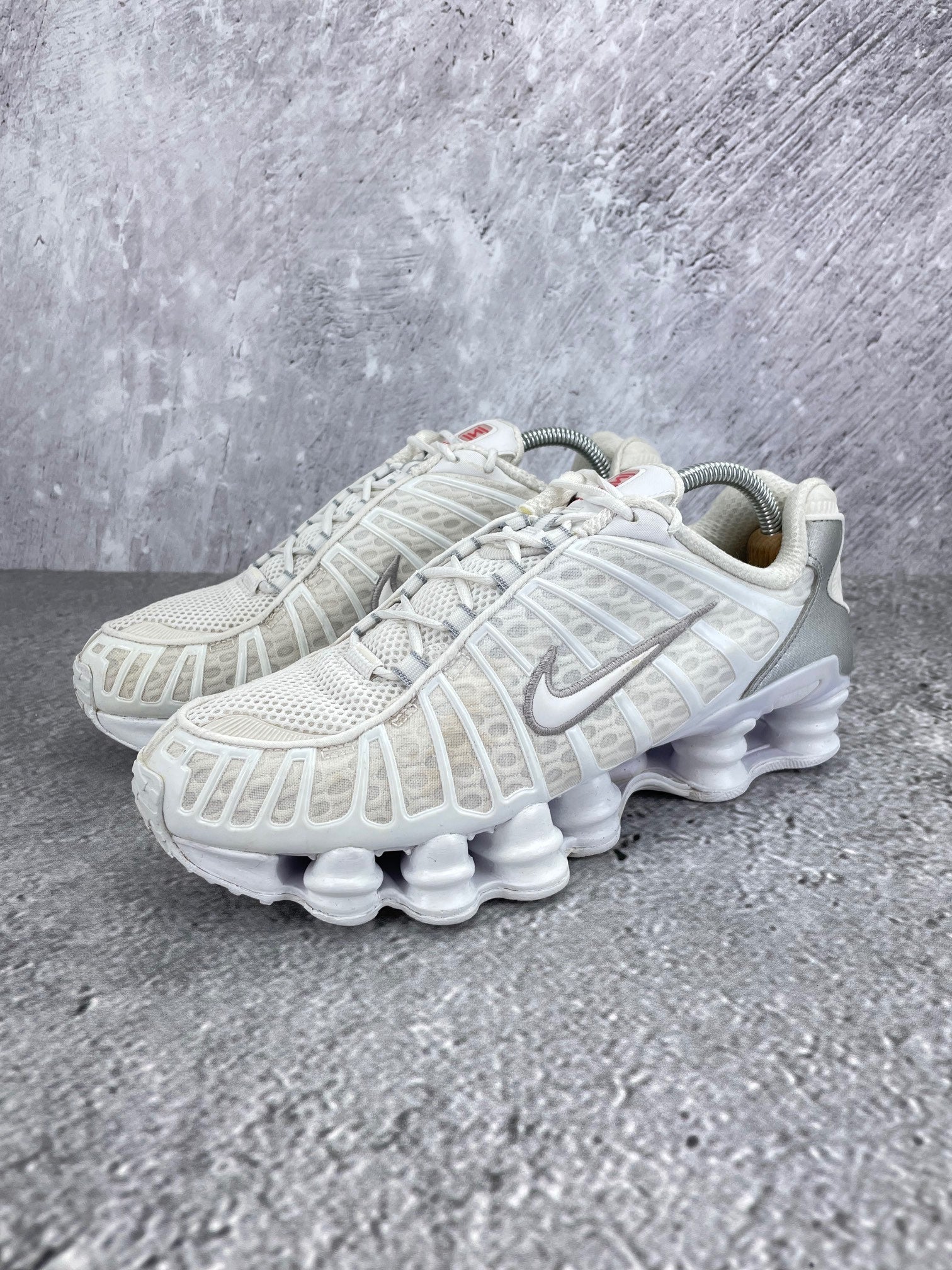 Nike Shox TL White - buty sportowe, widok z boku na tle studyjnym