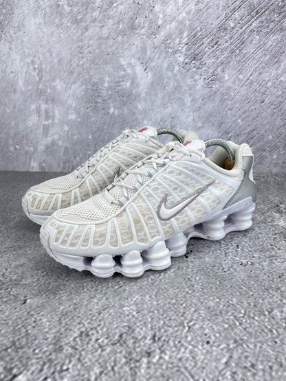 Nike Shox TL White - buty sportowe, widok z boku na tle studyjnym