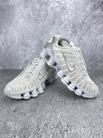 Nike Shox TL White - buty sportowe, para butów, widok z boku na tle studyjnym