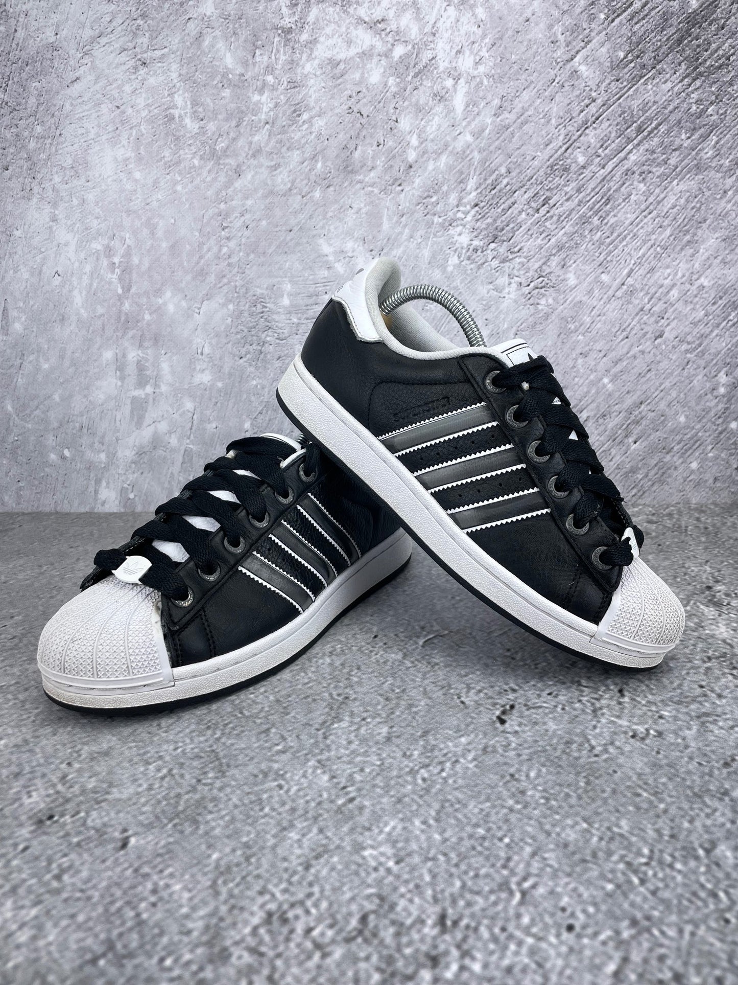 Adidas Superstar II None - buty sportowe, para butów, widok z boku na tle studyjnym