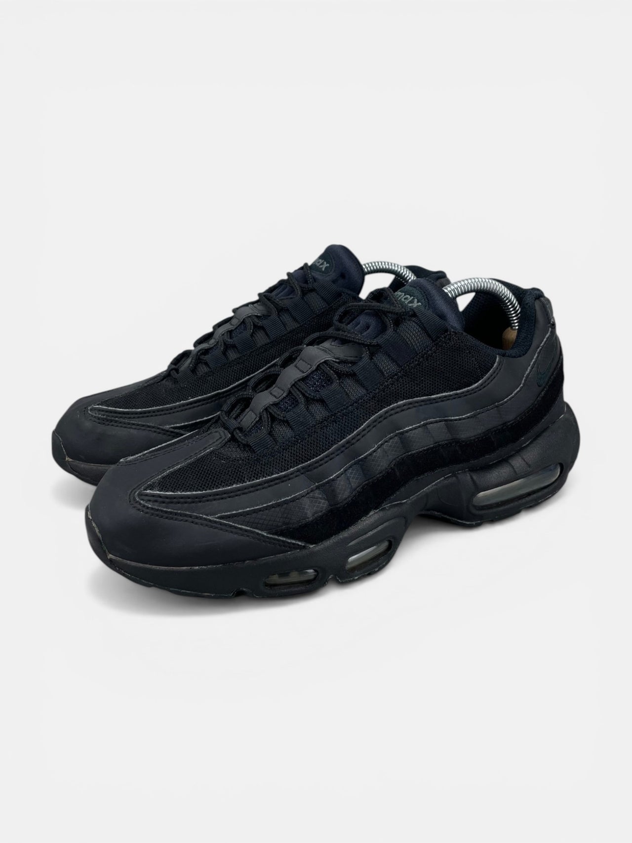 Nike Air Max 95 Essential Triple Black - buty sportowe, widok z boku