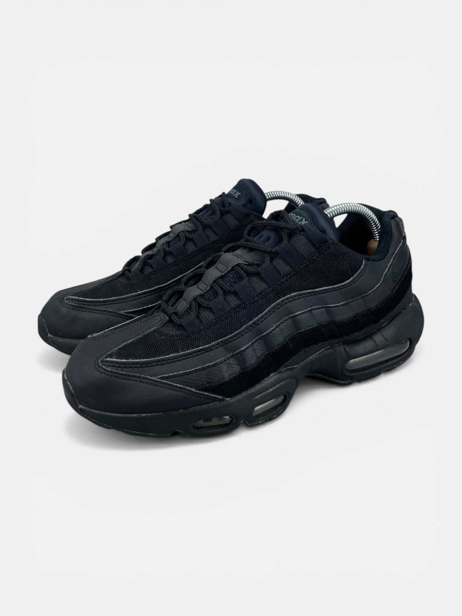 Nike Air Max 95 Essential Triple Black - buty sportowe, widok z boku