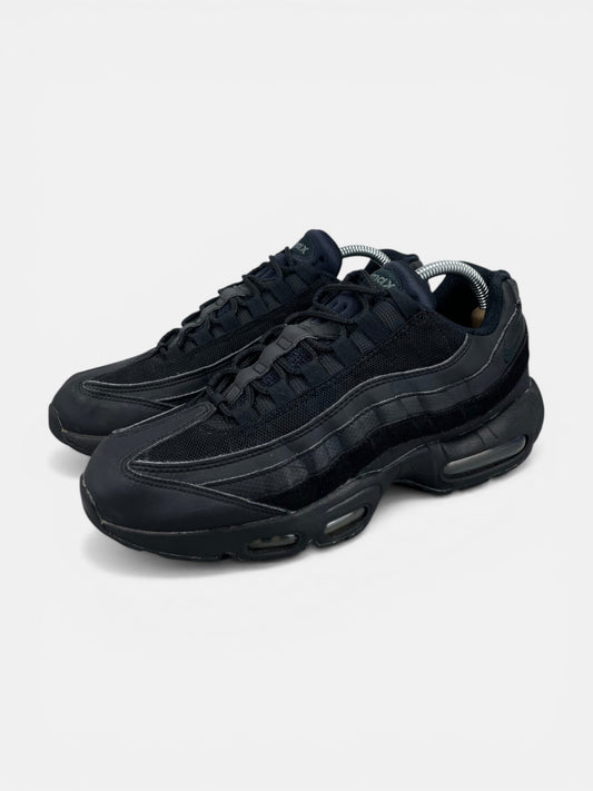 Nike Air Max 95 Essential Triple Black - buty sportowe, widok z boku
