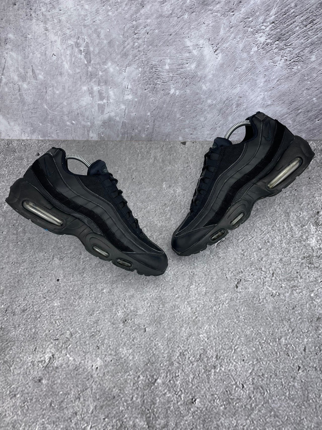 Nike Air Max 95 Essential Triple Black - buty sportowe, widok z góry na zewnętrzną stronę butów