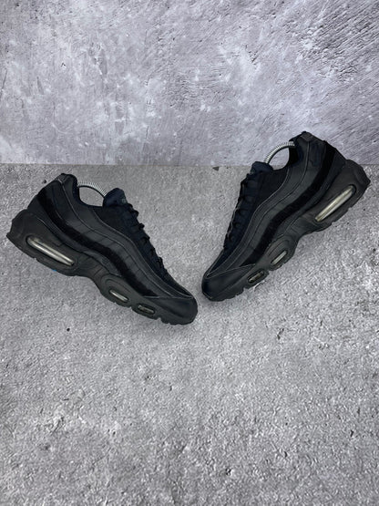 Nike Air Max 95 Essential Triple Black - buty sportowe, widok z góry na zewnętrzną stronę butów
