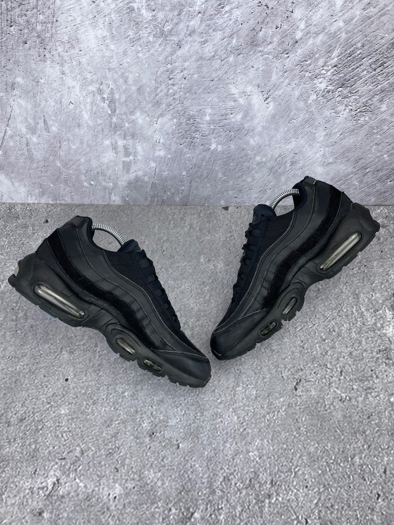 Nike Air Max 95 Essential Triple Black - buty sportowe, zewnętrzny panel prawego buta