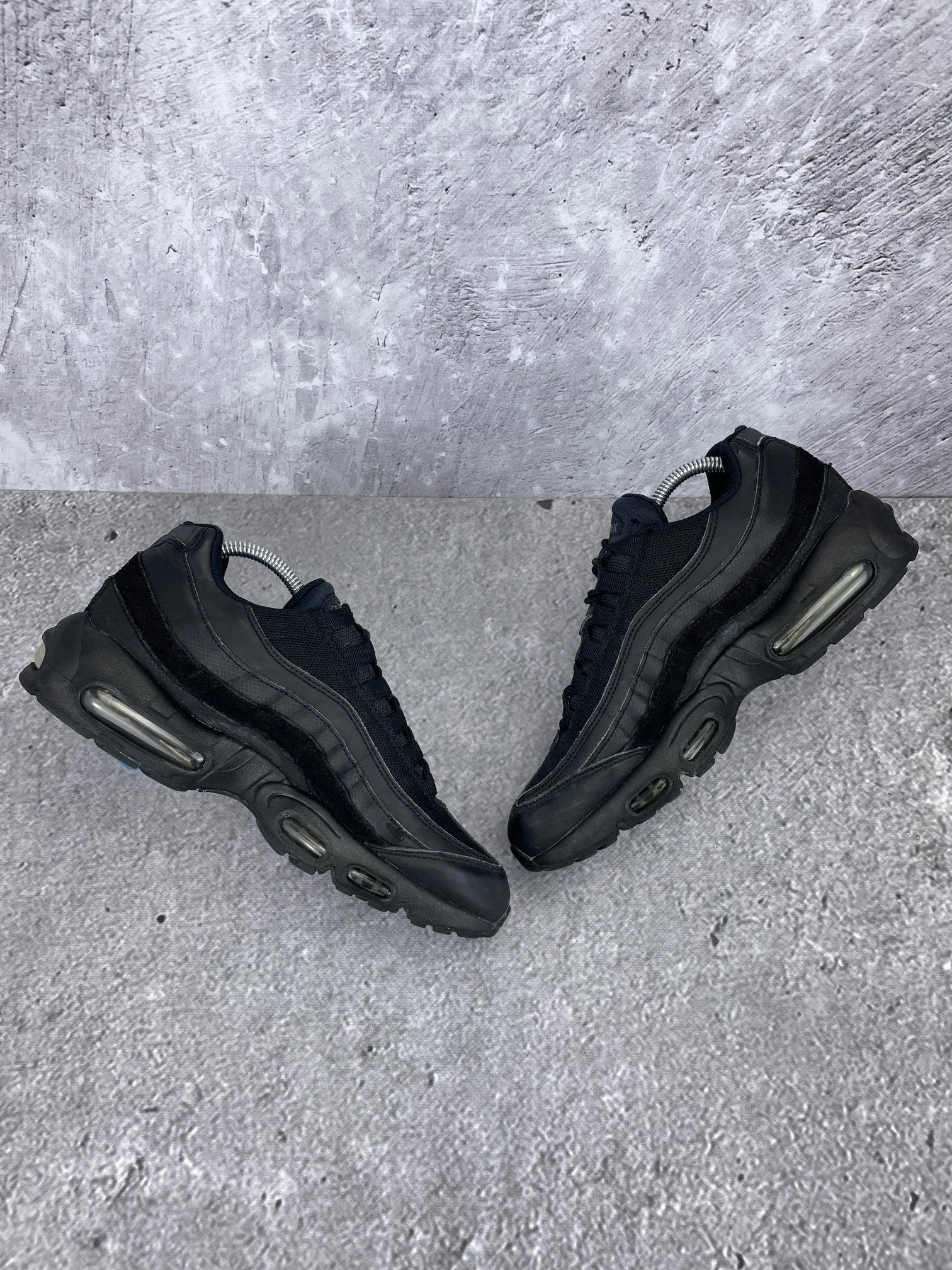 Nike Air Max 95 Essential Triple Black - buty sportowe, zewnętrzny panel prawego buta