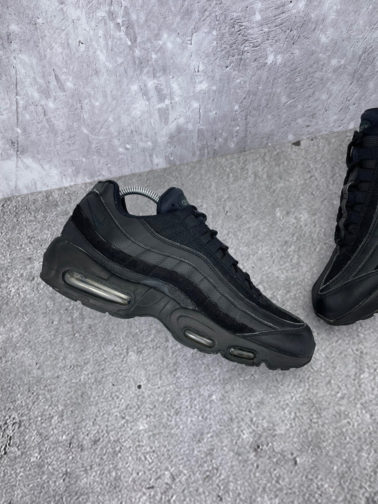 Nike Air Max 95 Essential Triple Black - buty sportowe, zewnętrzny panel lewego buta