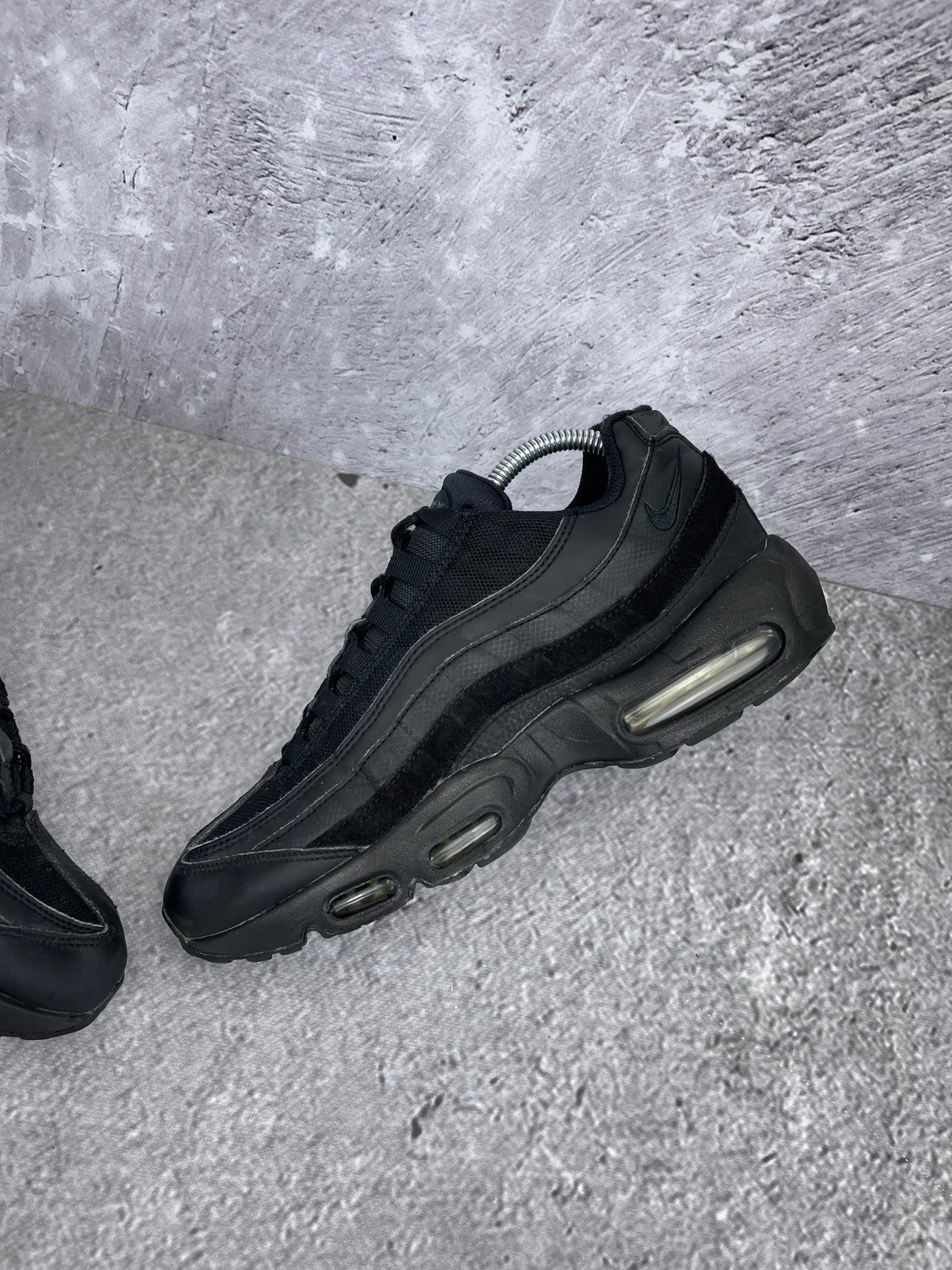 Nike Air Max 95 Essential Triple Black - buty sportowe, widok z góry na wewnętrzną stronę butów