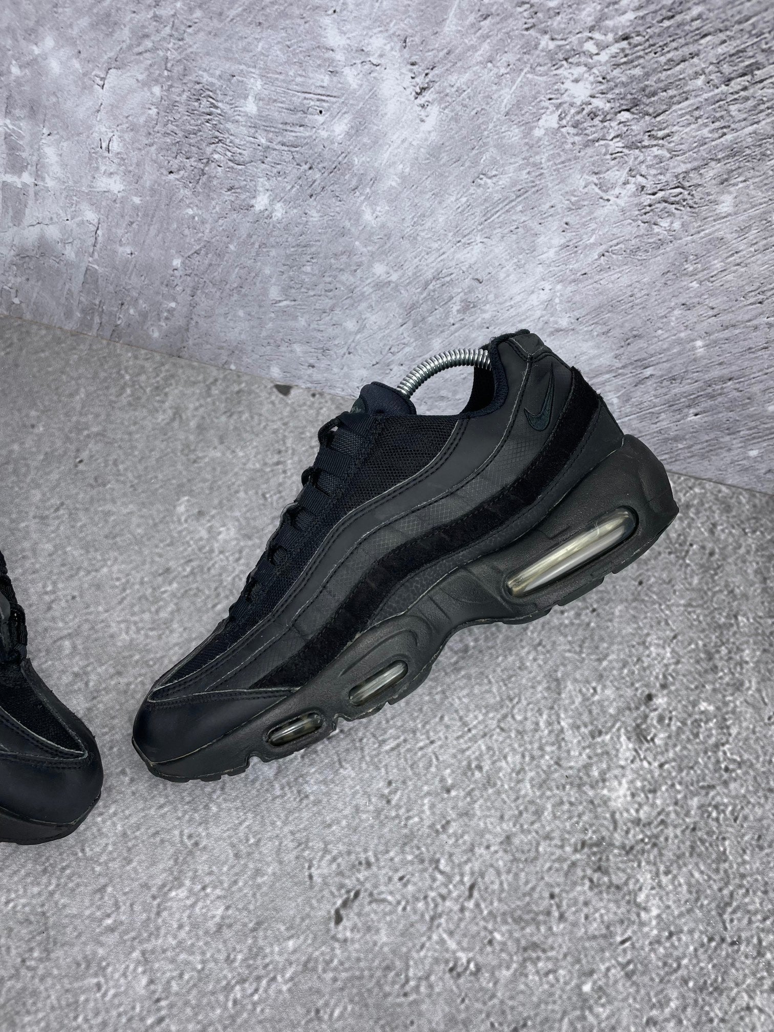 Nike Air Max 95 Essential Triple Black - buty sportowe, widok z góry na wewnętrzną stronę butów