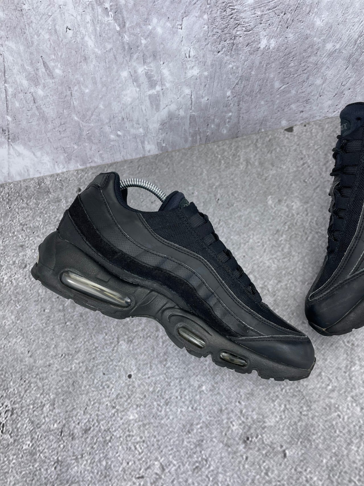Nike Air Max 95 Essential Triple Black - buty sportowe, wewnętrzny panel lewego buta