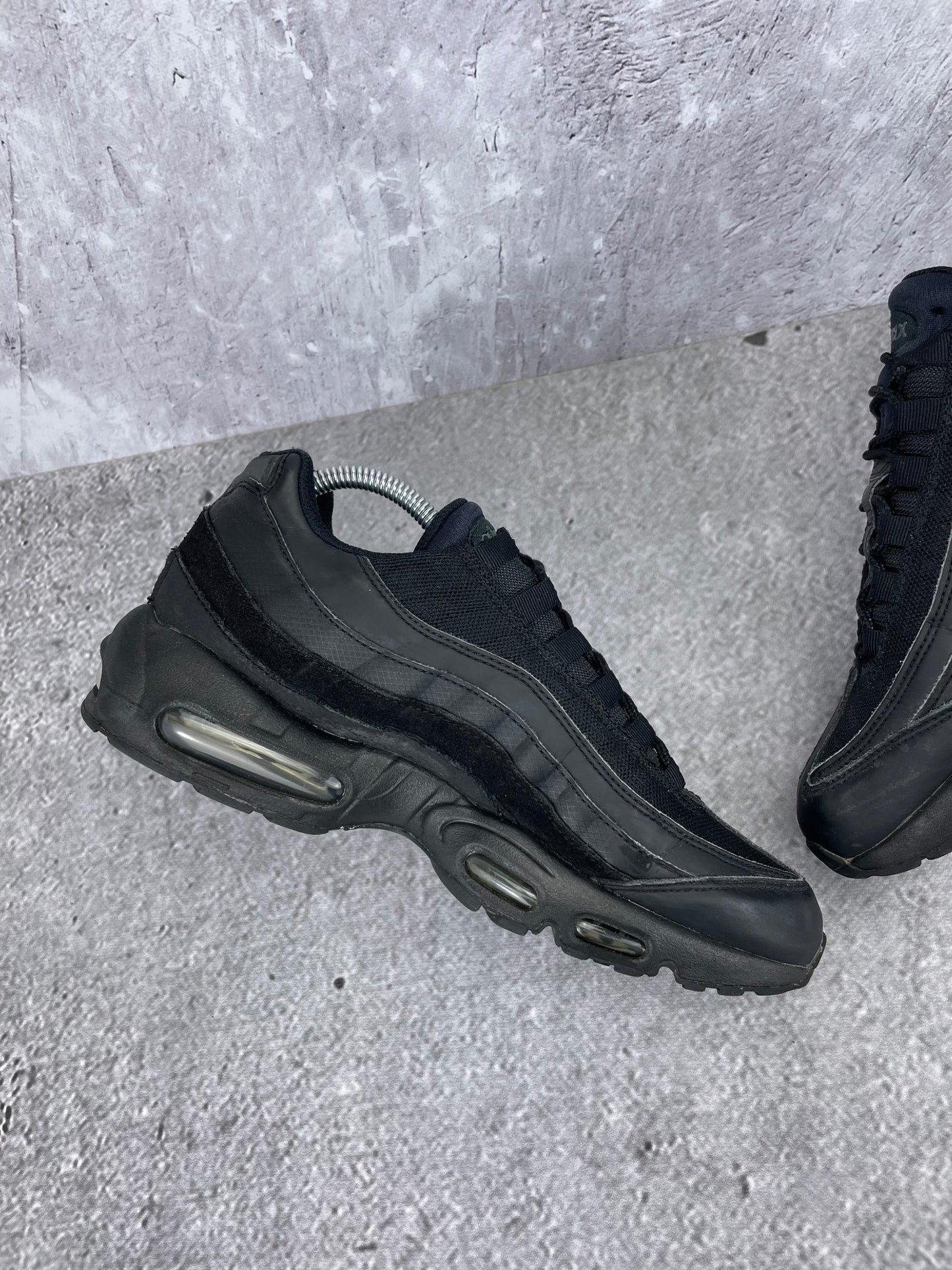 Nike Air Max 95 Essential Triple Black - buty sportowe, wewnętrzny panel lewego buta