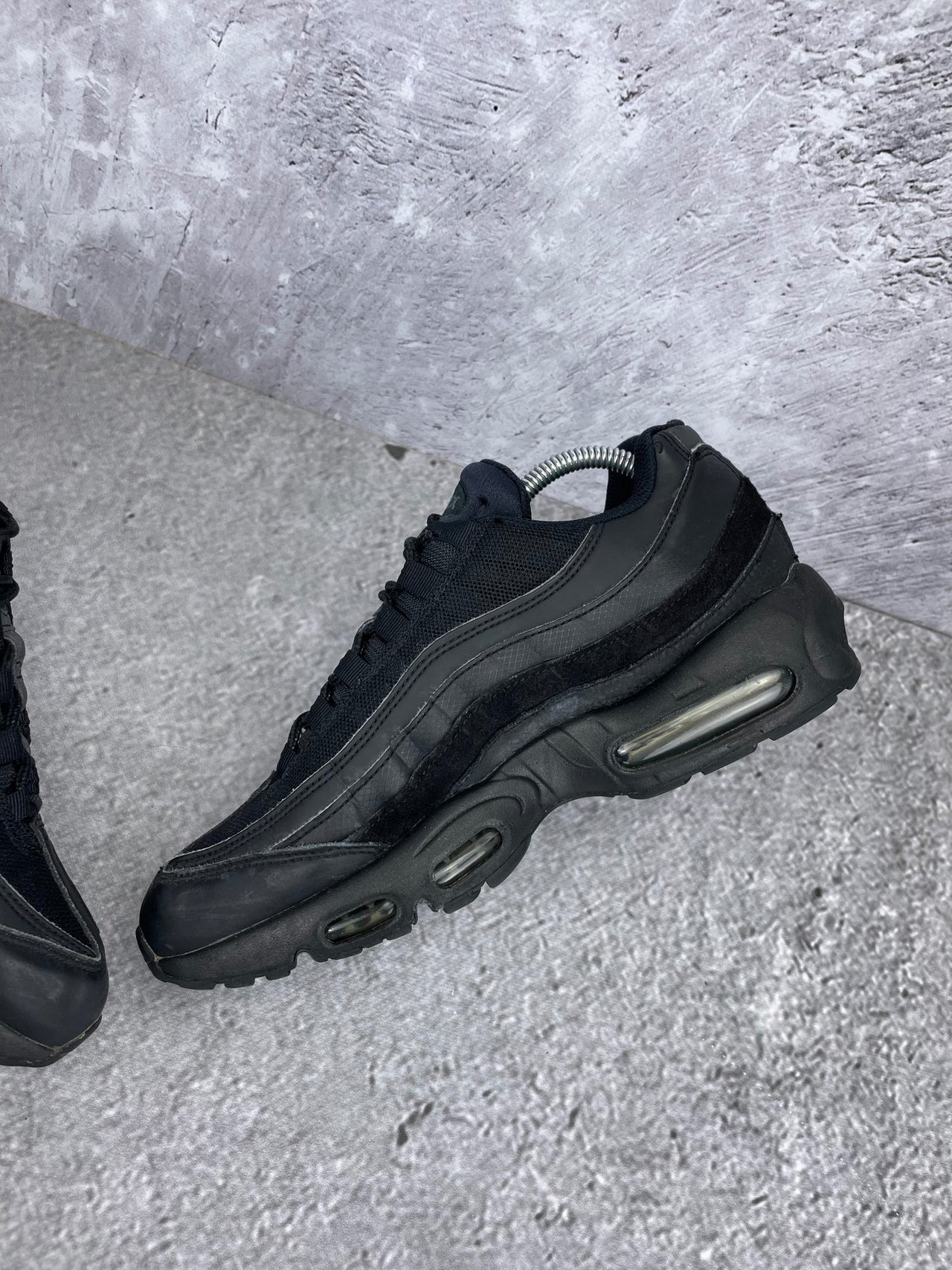 Nike Air Max 95 Essential Triple Black - buty sportowe, wewnętrzny panel prawego buta
