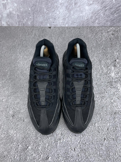 Nike Air Max 95 Essential Triple Black - buty sportowe, widok z góry