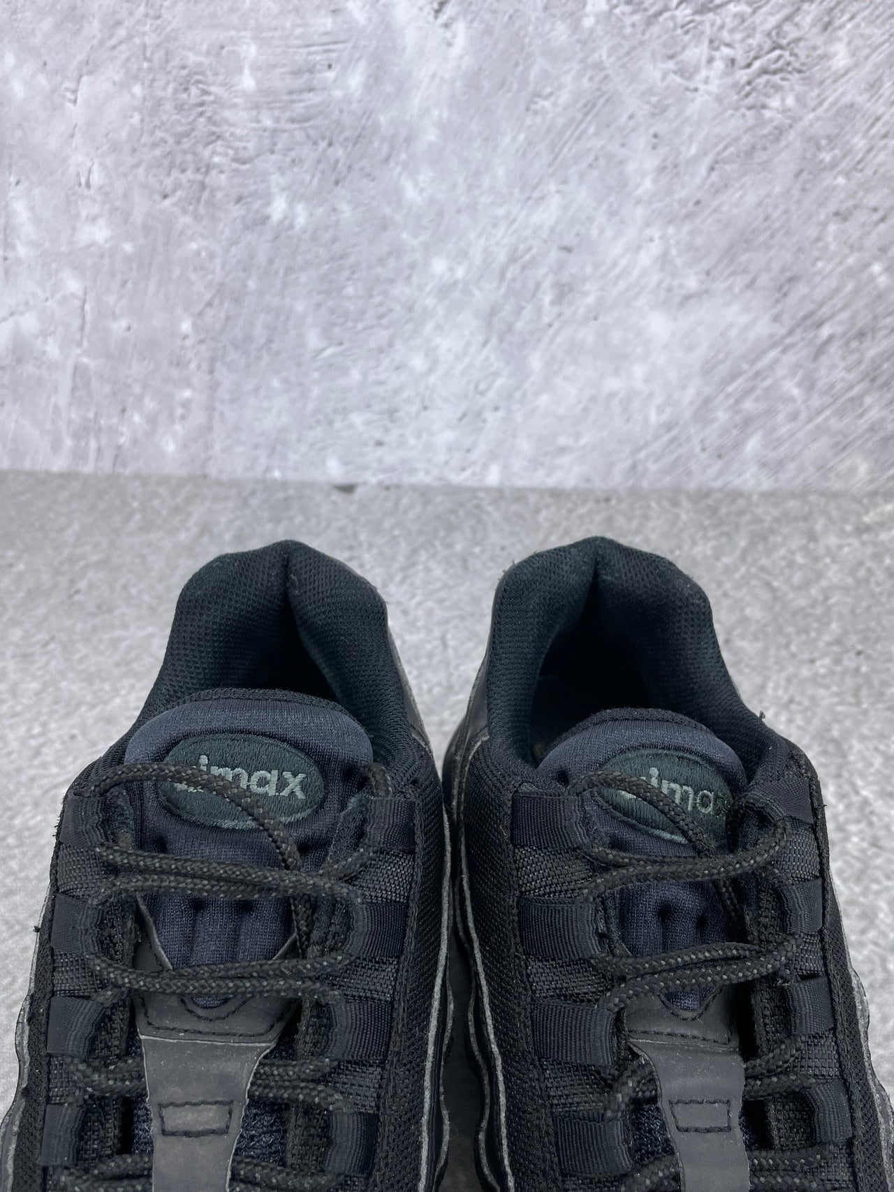 Nike Air Max 95 Essential Triple Black - buty sportowe, zapiętki butów
