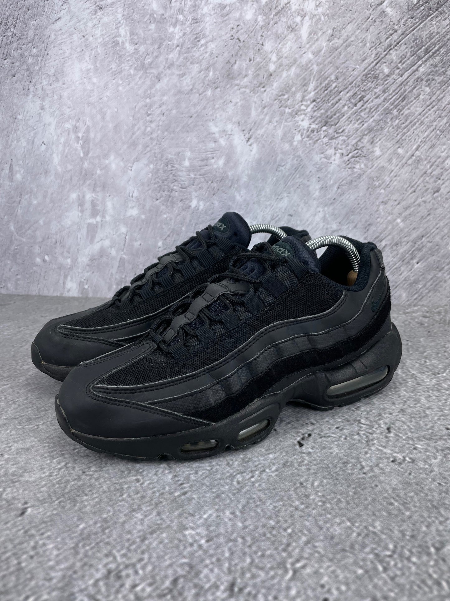 Nike Air Max 95 Essential Triple Black - buty sportowe, widok z boku na tle studyjnym