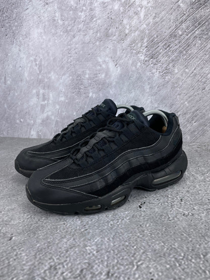 Nike Air Max 95 Essential Triple Black - buty sportowe, widok z boku na tle studyjnym